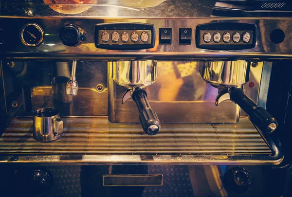 Кофеварка в кафе — стоковое фото