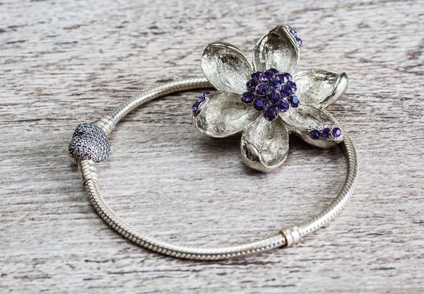 Bijoux pour femmes, bracelet et fleur de broche — Photo