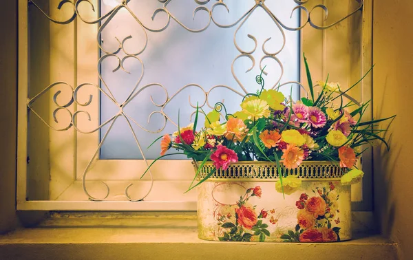 锅的窗口上的鲜花 — 图库照片