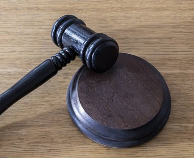 Hakimin tahta çekiç