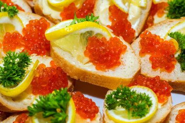 Kırmızı havyarlı sandviçler