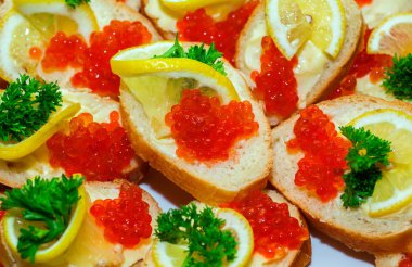 Kırmızı havyarlı sandviçler