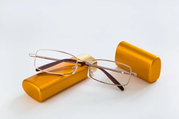 Klasické brýle a zlaté pouzdro — Stock fotografie
