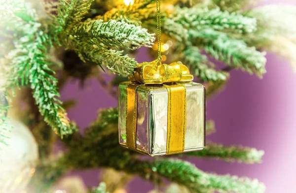 Decorações de Natal em uma árvore de Natal — Fotografia de Stock