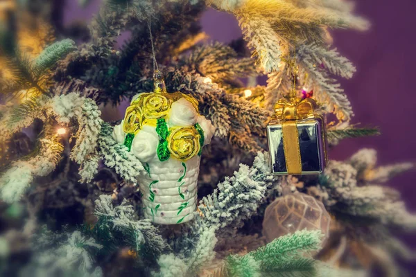 Weihnachtsschmuck am Weihnachtsbaum — Stockfoto