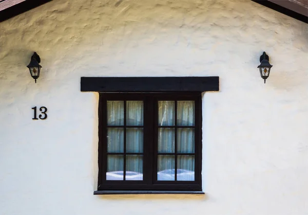 Вікно з дерев'яною рамкою — стокове фото