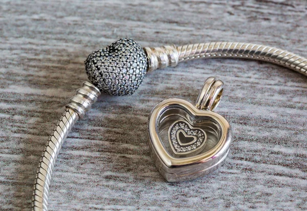 Bijoux, bracelet et pendentif femme - coeur — Photo