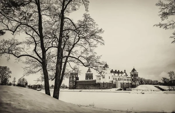 Мирский замок. зима — стоковое фото
