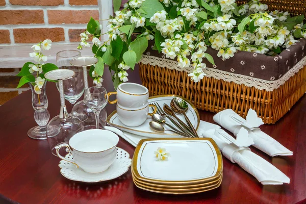 Посуд і квіти жасмину. крупним планом — стокове фото