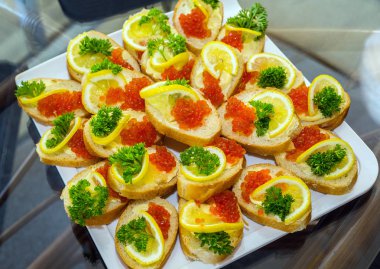 sandviçle bir tabak kırmızı havyar