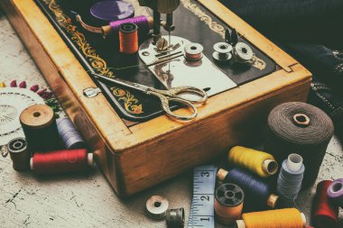 Dikiş makinesi ve aksesuarlar, makas, iğne ve terzi sayacı. Aksesuar dikme konsepti. Retro biçimi