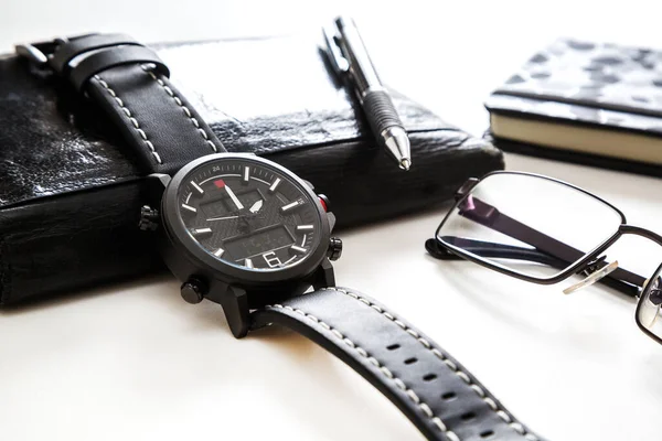 Set Accesorios Para Hombre Para Relojes Empresa Gafas Monedero Bolígrafo —  Fotos de Stock