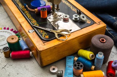 Dikiş makinesi ve aksesuarlar, makas, iğne ve terzi sayacı. Aksesuar dikme konsepti.