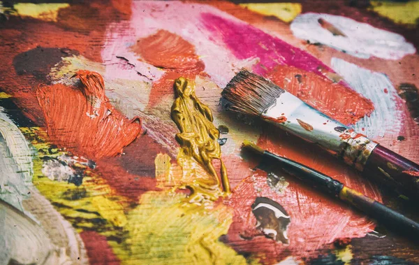 油絵具とブラシで画像アーティストのパレット クローズアップ レトロなスタイル — ストック写真
