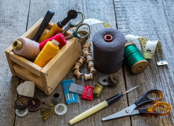 Nähwerkzeuge Und Zubehör Zum Nähen Von Fäden Spulen Scheren Knöpfen — Stockfoto