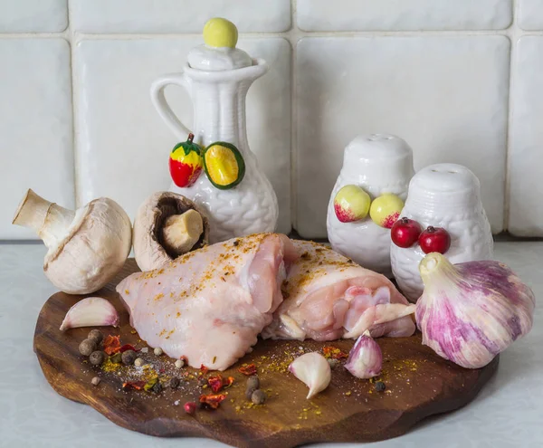 Surowe Skrzydełka Kurczaka Warzywami Przyprawami Gotowanie Jedzenia Składniki Mięso Ekologiczne — Zdjęcie stockowe