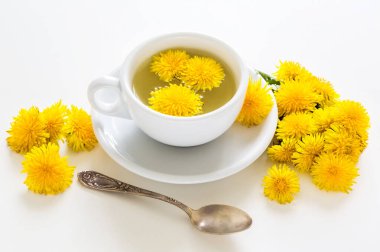 Beyaz arka planda bir kupa sağlıklı karahindiba çayı. Terapi içeceği. Beden eğitimi. İzole edilmiş.