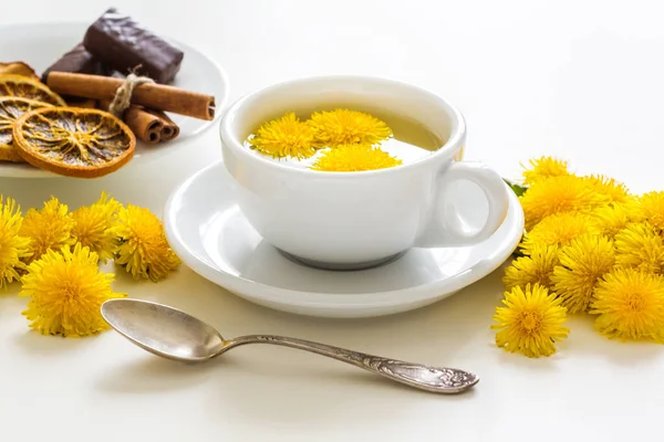 Une Tasse Thé Pissenlit Sain Sur Fond Blanc Boisson Thérapeutique — Photo