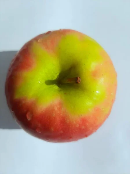 Tvättat Äpple Ligger Solen — Stockfoto