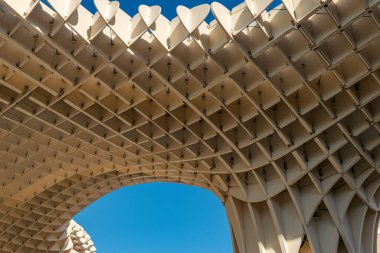 Plaza de la Encarnacion Sevilla 'nın çağdaş mimari simgesi olarak da bilinen Metrosol Parasol' un soyut çekimi. Endülüs. İspanya.