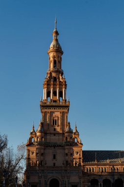 Sevilla 'daki Plaza de Espaa Meydanı' nda Sunset 'te kuzey kulesi. Endülüs. İspanya.
