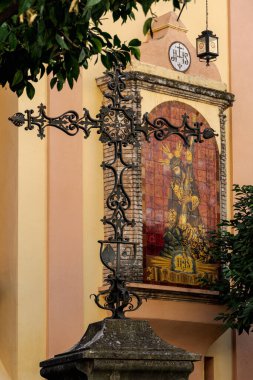 Sevilla, Endülüs / İspanya. Ocak 06, 2019: Çingeneler Sığınağı cephesinde Seor de la Salud de San Roman 'a adanmış ağaç ve seramik sunakla dövülmüş demir haç, Triana. 