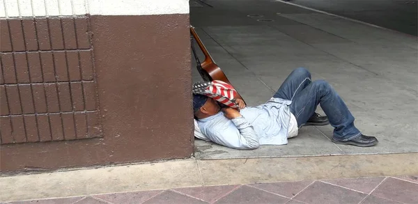 Las Vegas Hajléktalan Zenész Gitárral Utcán Pihen Árnyékban — Stock Fotó