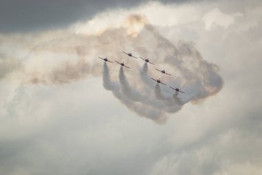 Savaş uçağı düzen içinde uçuyor.
