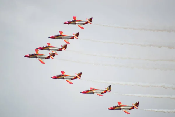 戦闘機が形成され — ストック写真