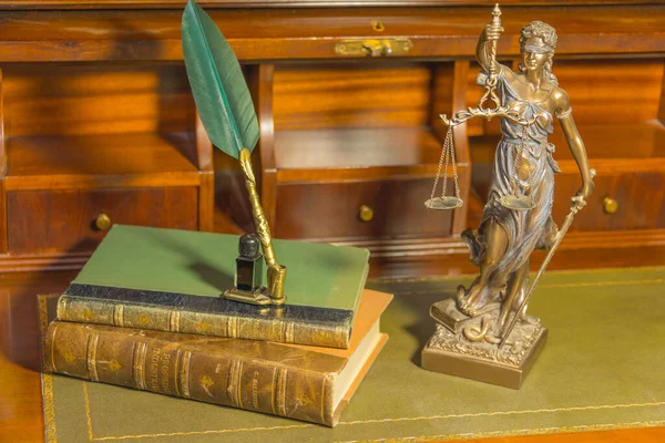 Статуэтка Правосудия Книгой Юридической Фирмы — стоковое фото