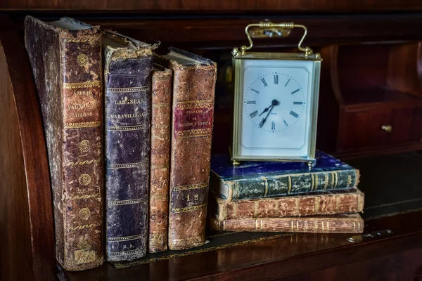 Vieux Livres Sur Bureau Horloge — Photo