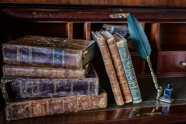 Старые Книги Письменном Столе Перо Письма — стоковое фото
