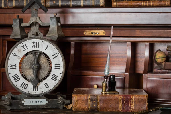 Alte Uhr Regal Mit Alten Büchern Und Stift — Stockfoto