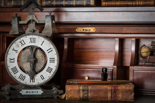 Old Clock Shelf Old Books Pen — Stock Photo, Image