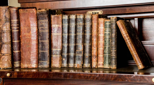 Libros Antiguos Colocados Estante Madera —  Fotos de Stock