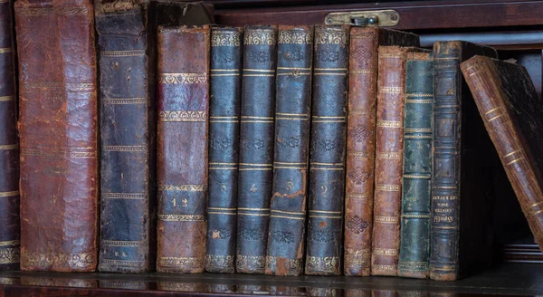 Vieux Livres Placés Sur Une Étagère Bois — Photo