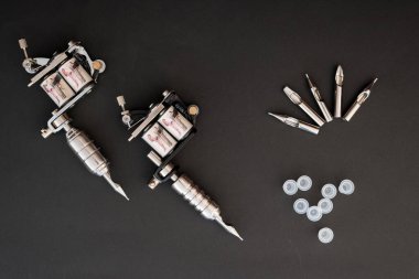 dövme makineleri siyah arkaplanda