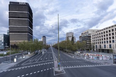 Madrid 'in ana caddelerinden biri olan Paseo de la Castellana İspanya' daki tecritten bir gece önce bomboştu. 28. Cumartesi günü, Başbakan Pedro Sanchez, 30-9 Nisan tarihleri arasında gerekli olmayan tüm işçilerin evlerinde kalacağını duyurdu.