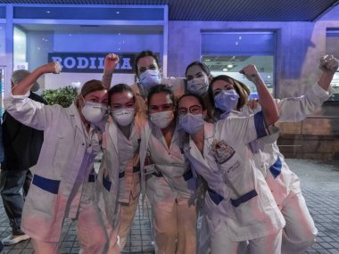 Coronavirus 'la savaşan bir grup kadın sağlık çalışanı Madrid' deki Fundacion Jimenez Diaz hastanesinin önünde toplanıyor ve salgını kontrol altına almak için kas çekiyorlar.