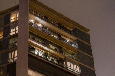 Madrid 'de, Fundacion Jimenez Diaz' ın önündeki apartman sakinleri, Coronavirus 'a karşı verdikleri savaşta sağlık çalışanlarını alkışlamak için balkonlarına çıkıyorlar. İspanyolcada bir afiş var: 
