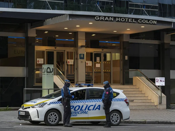Két Madridi Rendőrtiszt Beszélget Miközben Gran Hotel Colon Főbejáratát Őrzik — Stock Fotó