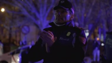 Madrid Belediye Polisi, Coronavirus 'la mücadele eden Jimenez Diaz hastanesinden sağlık çalışanlarını alkışladı