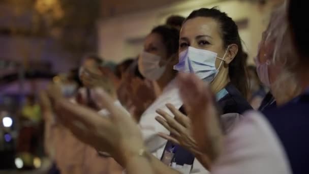 Медичний Персонал Лікарні Fundacion Jimenez Diaz Який Бореться Коронавірусом Аплодує — стокове відео
