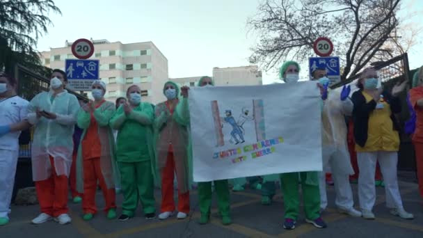 Personel Medyczny Szpitala Gregorio Maranon Który Walczy Koronawirusem Trzymając Sztandar — Wideo stockowe