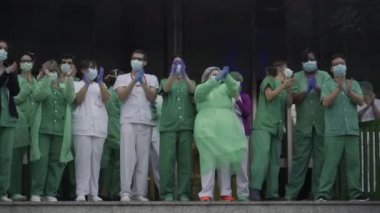Coronavirus 'la mücadele eden 12 de Octubre Hastanesi' nin tıbbi personeli Madrid halkını ve polis memurlarını destekleri için alkışlıyor.