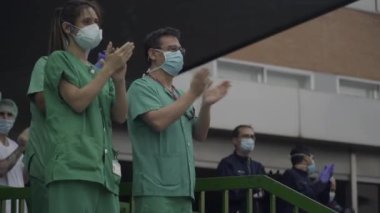 Coronavirus 'la mücadele eden 12 de Octubre Hastanesi' nin tıbbi personeli Madrid halkını ve polis memurlarını destekleri için alkışlıyor.