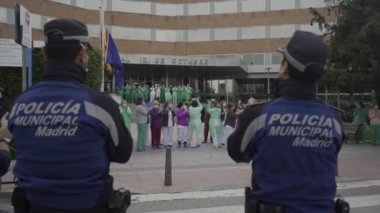 Coronavirus 'la mücadele eden 12 de Octubre Hastanesi' nin tıbbi personeli Madrid halkını ve polis memurlarını destekleri için alkışlıyor.
