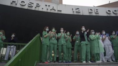 Coronavirus 'la mücadele eden 12 de Octubre Hastanesi' nin tıbbi personeli Madrid halkını ve polis memurlarını destekleri için alkışlıyor.