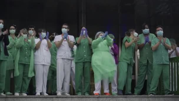Medizinisches Personal des Krankenhauses 12 de Octubre, das gegen das Coronavirus kämpft, applaudiert den Madrilenen und Polizisten für ihre Unterstützung