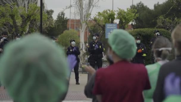 Verscheidene Nationale Politieagenten Applaudisseren Voor Medisch Personeel Uit Het Octubre — Stockvideo